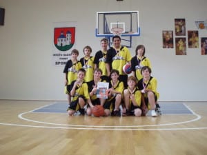 Tým basketbal v dresech vyrobených Bison Sportswear.